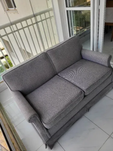 Sofá-cama 2 lugares estilo inglês em tecido cinza