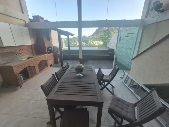 Casa com piscina, espaço gourmet, vazia, aceita financiamento.