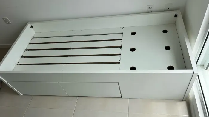 Cama de solteiro em perfeito estado com gavetões