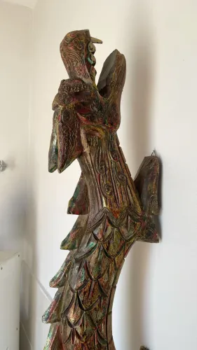Dragão entalhado em madeira