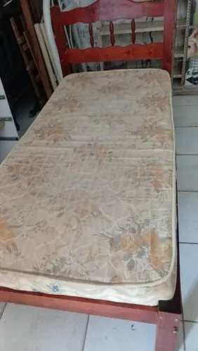 Cama de solteiro em madeira maciça