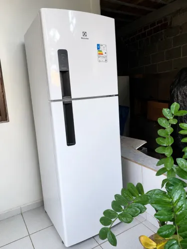 Vendo geladeira Electrolux Frost Free 400L