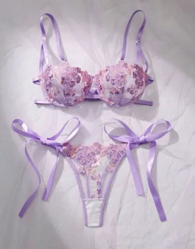 Lingerie bordada lilás