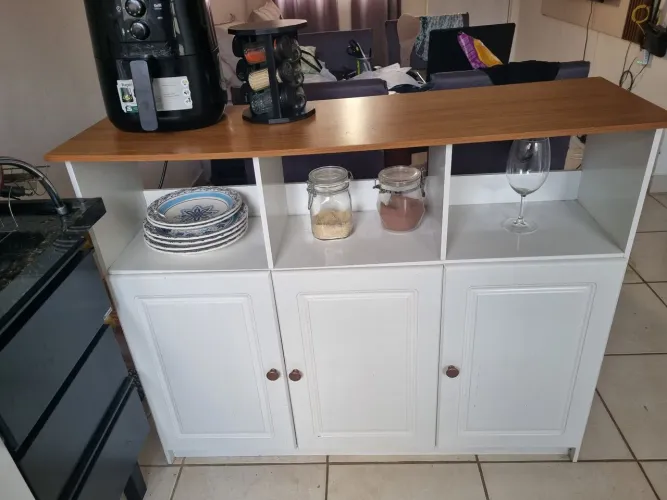 Bancada de cozinha com armário
