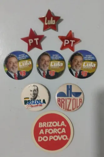 Lote com 9 Pins do PT, Lula, Brizola e adesivos de campanha originais da época. Relíquia!