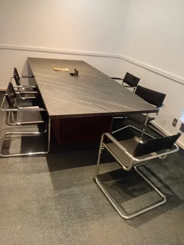 Mesa de reunião para 6 pessoas com tomadas embutidas. Cadeiras não inclusas.