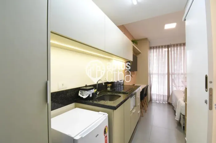 Studio Mobiliado para locação no Centro de Curitiba/PR