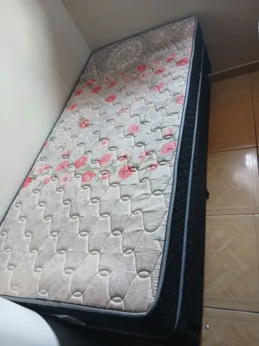 Cama solteiro com colchão acoplado