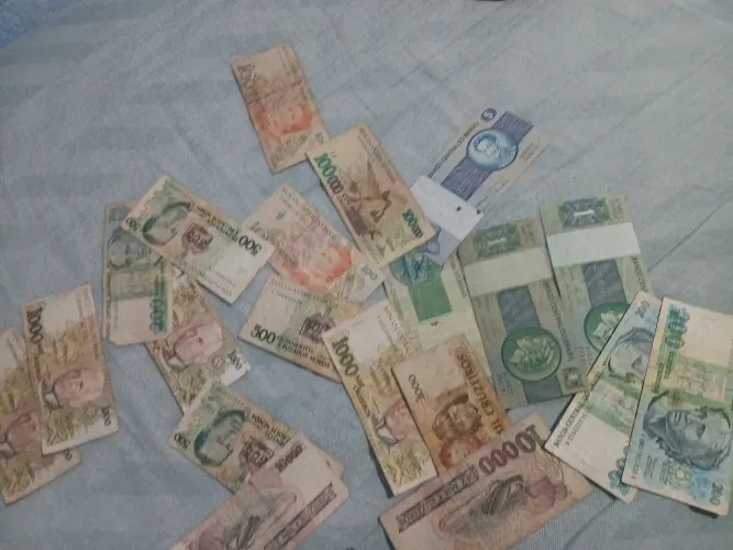 Coleção com 42 Cédulas Antigas Brasileiras - Cruzeiros, Cruzados e Cruzeiros Reais