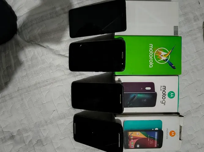 Vendo tudo , 7 caixas e 4 celulares para retirar peças.