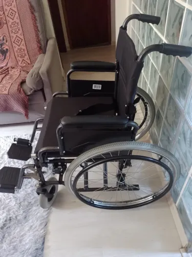 Cadeira de rodas confortável, com encosto flexível e rodas removíveis. Modelo D400