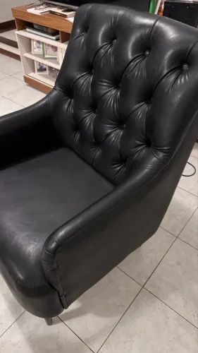 Poltronas poltrona acabamento em capitonê no encosto.