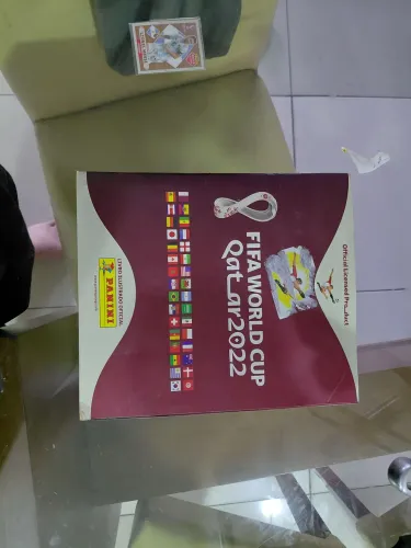 Álbum da copa 2022 completo(com figurinhas atualizadas oficiais) com poucas marcas de uso