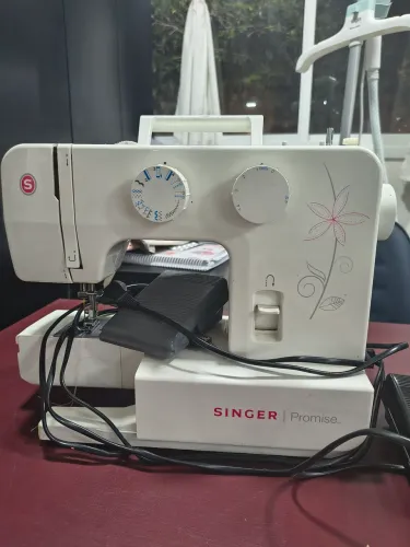 Máquina de Costura Singer Promise - Excelente Estado