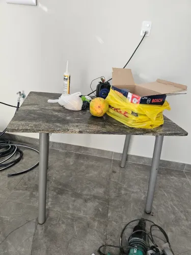 Mesa com tampo de mármore USADA