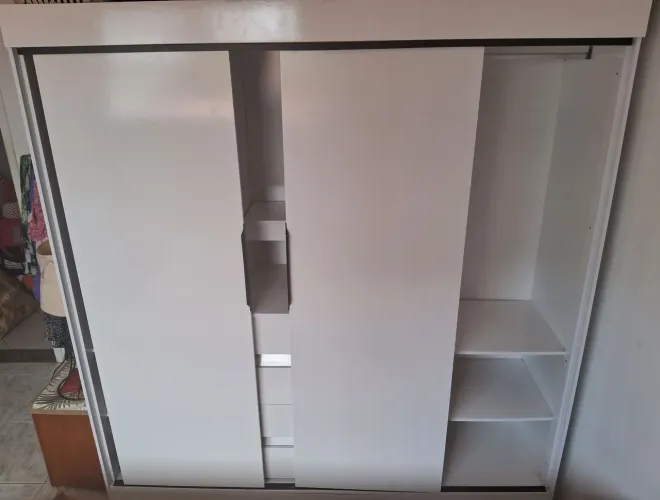 Guarda-roupa branco