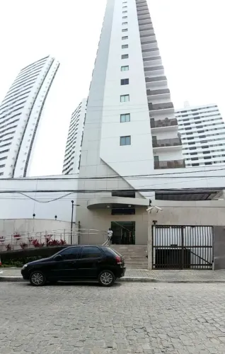 Sala comercial com 30m2 em empresarial, Estrada da Ubaias. Excelente localização