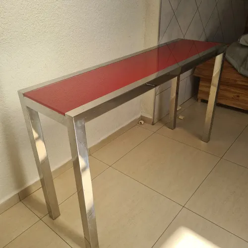 Aparador em alumínio e vidro