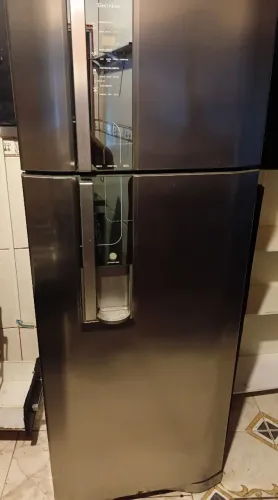 Geladeira Electrolux Frost free com dispensar na porta