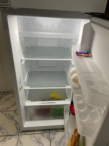Geladeira 425 l com 9 meses de uso seminova sem detalhes