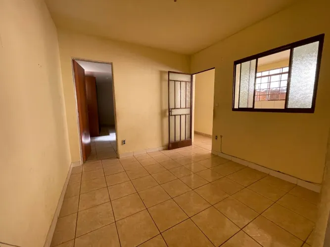 Alugo barracão com 2 quartos em ótima localização no bairro Palmeiras a poucos metros do b