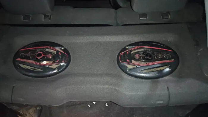 Tampão fiesta com par de auto falantes bomber