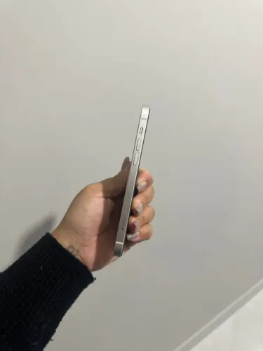 iPhone 12 sem marca de uso
