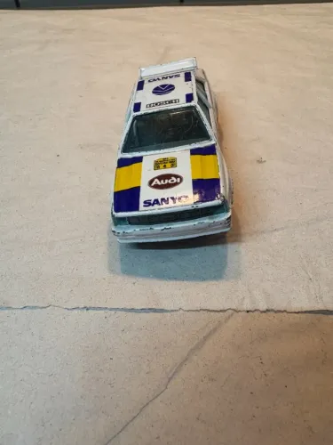 Carrinho Bburago Audi Quattro GT Sanyo 1/43 defeito - leia