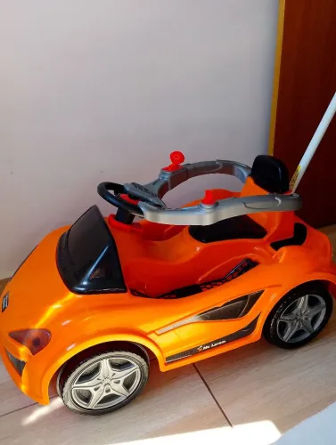 Carrinho laranja para criança de 1 a 4 anos