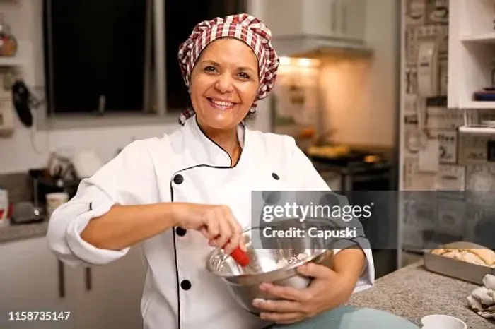 Procuro cozinheira ou chapeira