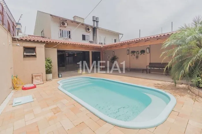 EXCELENTE CASA COM PISCINA!