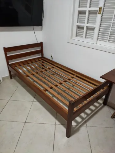 Cama de solteiro madeira de lei, maciça, em excelente estado.