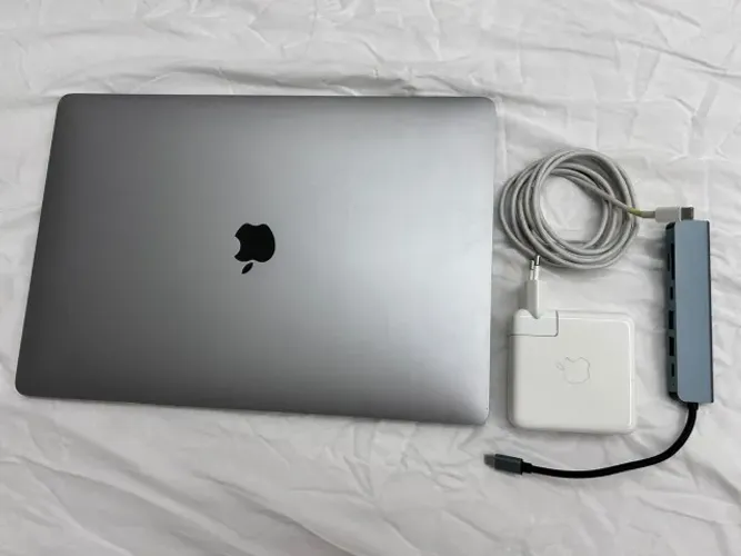 MacBook Pro 15" Intel Core i7 2.7GHz / 16GB RAM / SSD 512GB + HUB Multiportas Incluso