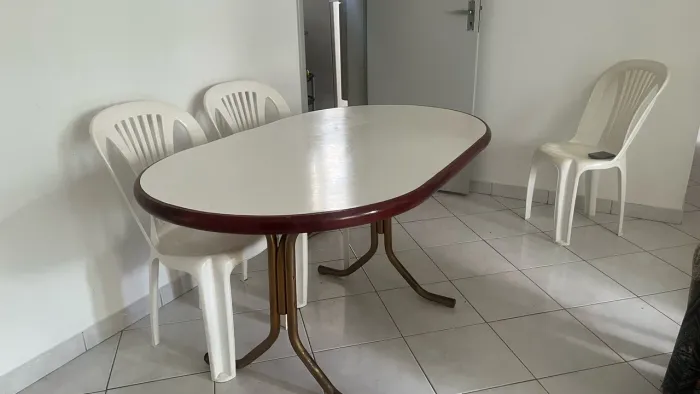 Mesa oval de madeira 