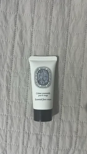 Creme facial da marca Diptyque, modelo Essential Face Cream