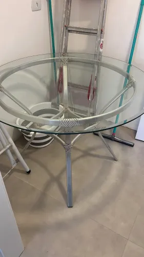 Mesa De Alumínio Redonda Com Tampo De Vidro 4 Cadeiras de Alumínio