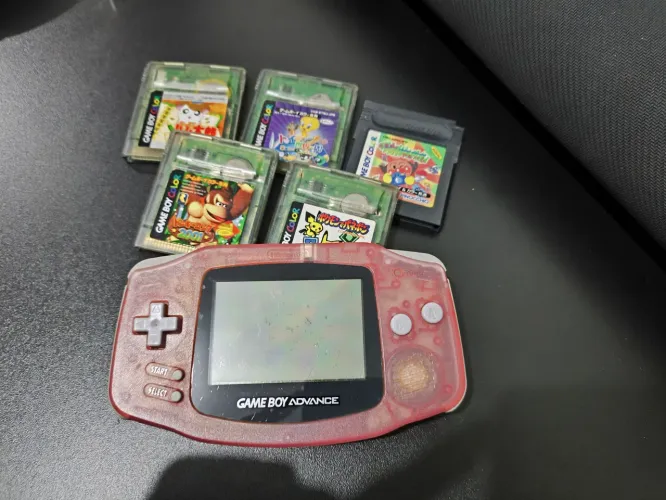 Gameboy Advance rosa translucido em ótimo estado de conservação.