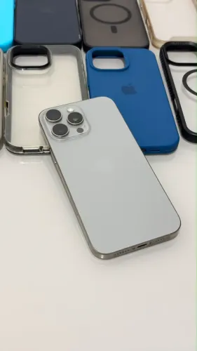 Vendo IPhone 16 Pro Max Titanium Natural bateria 91% e 14 capinhas de BRINDE