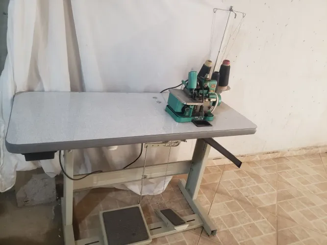 Máquina de costura overlock completa com mesa.