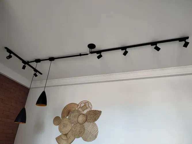 Trilhos e pendentes pretos de iluminação