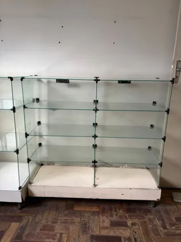 Balcão de vidro modulado com nichos