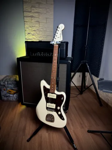 Guitarra Squier Jazzmaster Classic Vibe c/ Caps Lollar
