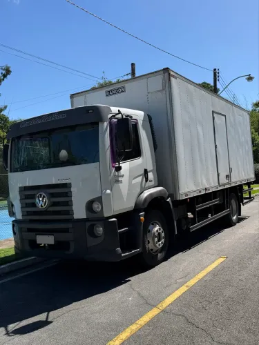 Caminhão Volkswagen 13.190 Constellation 4x2 - 2017 - 90.000km - Todo original