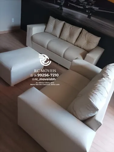 Sofá 3 e 2 Lugares em Couro Sintético com Puff - Conjunto Completo e Resistente