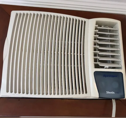 Ar Condicionado de Janela Springer Silentia de 7.500 BTUs.