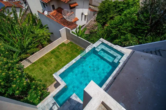 Luxo e Refúgio em Fradinhos: 4 Níveis com Piscina de Borda Infinita