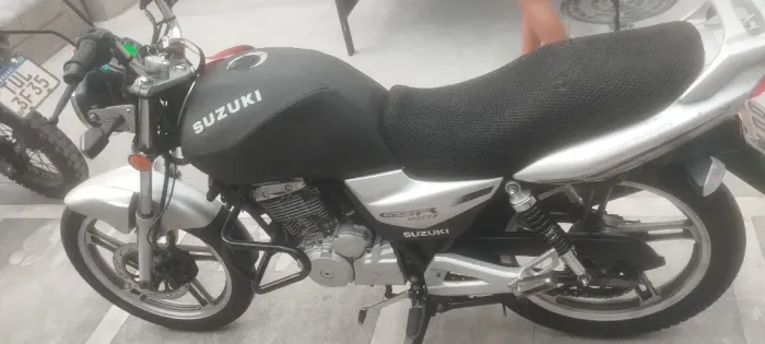 GSR150i Moto 150cc 6 macha Suzuki + Acessórios único dono - 2014/2015