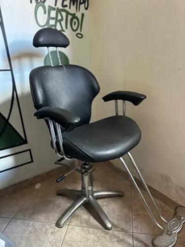Cadeira reclinável e hidráulica, tudo funcionando .