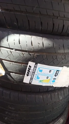 Pneus 245x45x18 marca Xbri, usados em boas condições.