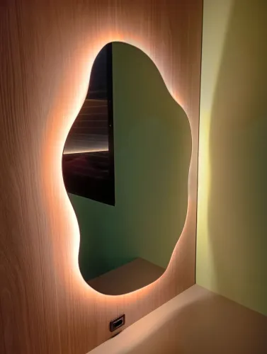 Espelho orgânico 850x550 com iluminação.